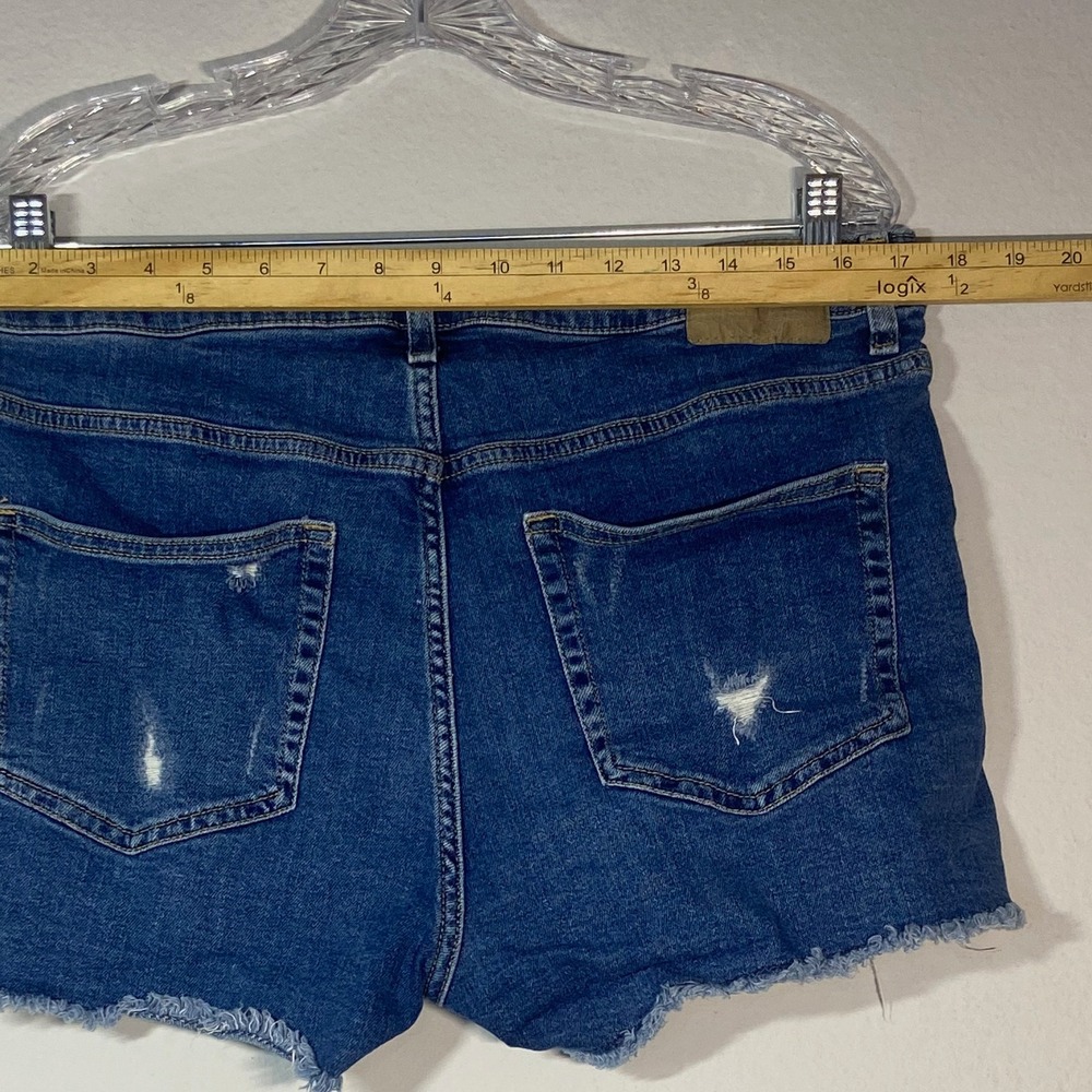 H&M Distressed Denim Shorts Womens Size 14 Blue‎ Frayed Hem Casual - Picture 3 of 7